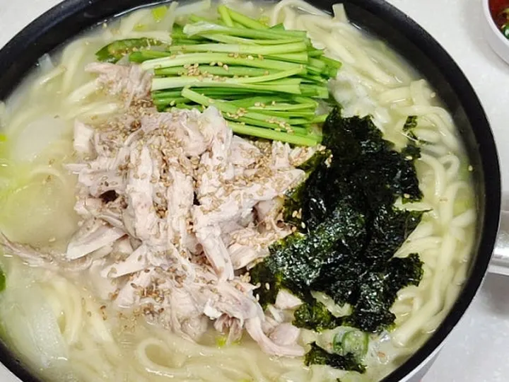 닭한마리칼국수 완성 사진