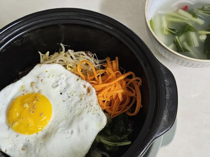 돌솥비빔밥 완성 사진