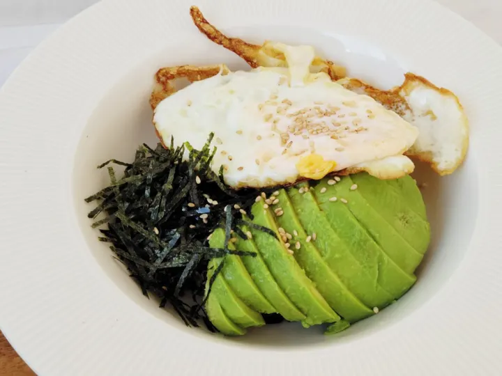 아보카도비빔밥 완성 사진