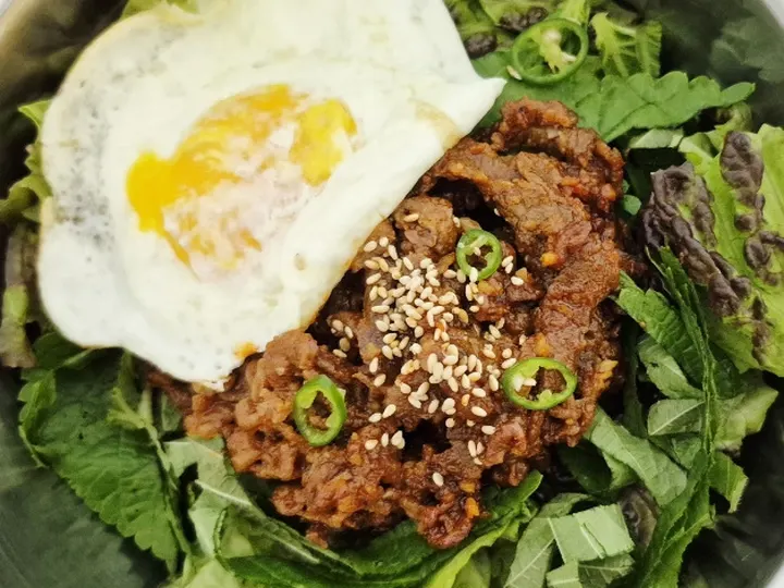 제육비빔밥 완성 사진